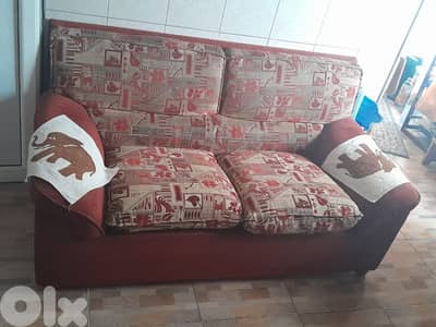 ٣ كنبيات لون بوردو ٢ صغار و وحدة وسط بحالة كتير منيحة و ما بيشكو من شي