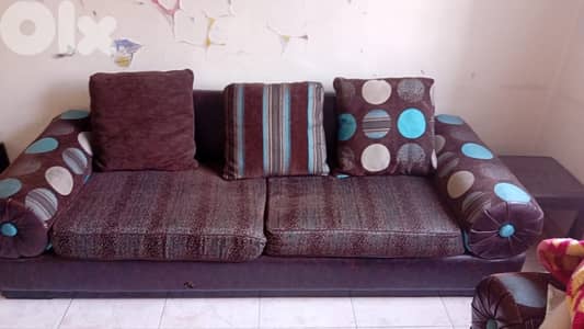 غرفة جلوس مع طاولة