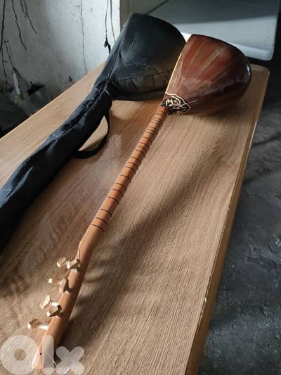 Turkish Bağlama, also known as a Saz. الة البزق