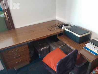 Desk wirh 3 drawers.