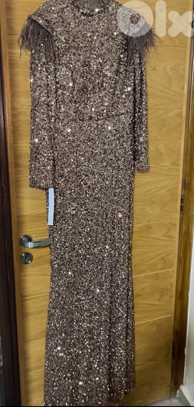 فستان فخم جداً يرسم الجسم