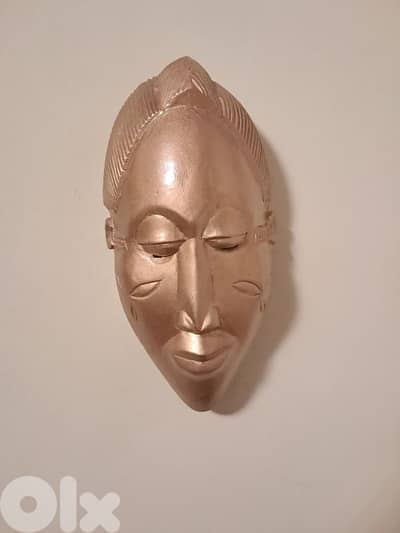 Masque africain en bois sculpté – décoration murale