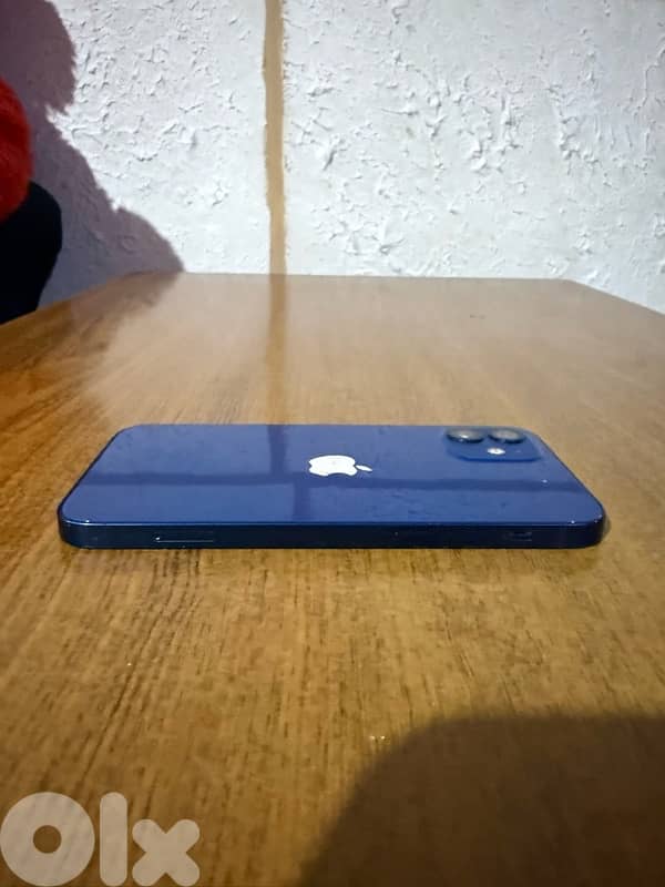 Clean Excellent looking Iphone 12 3