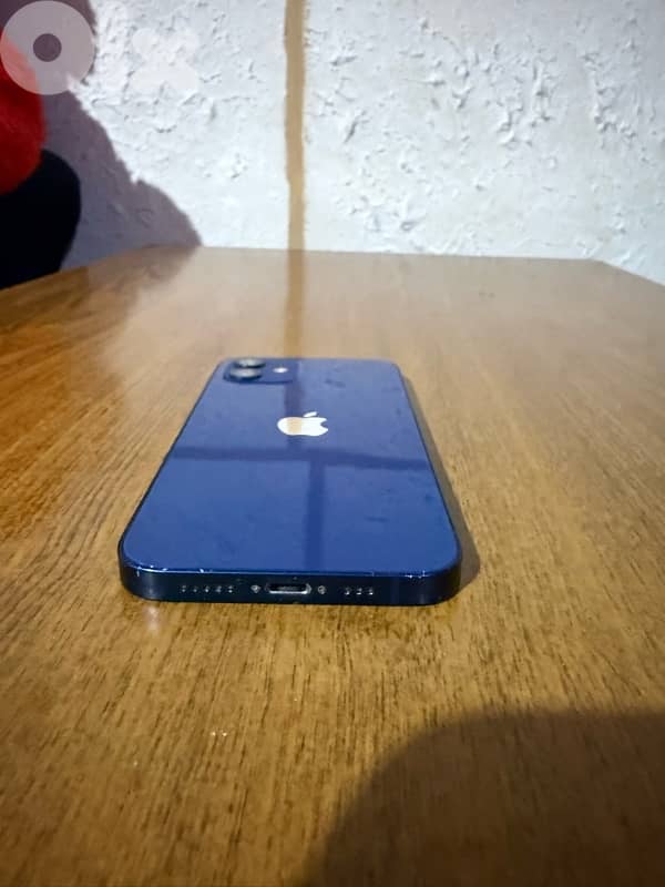 Clean Excellent looking Iphone 12 4