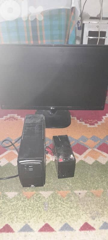 شاشة كومبيوتر ٢٤ انش ماركة lg مع ups ومعو بطارية 9 اومبير