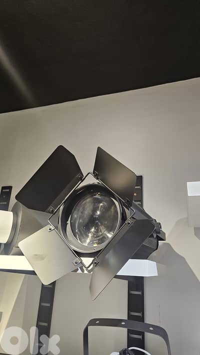 Professional Stage Fresnel Light with Barn Doors – Studio / Theater /