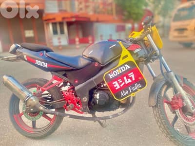 Honda cbr 125r maa wra2 400$ bada tozbeet elbilion wtondeef carberator