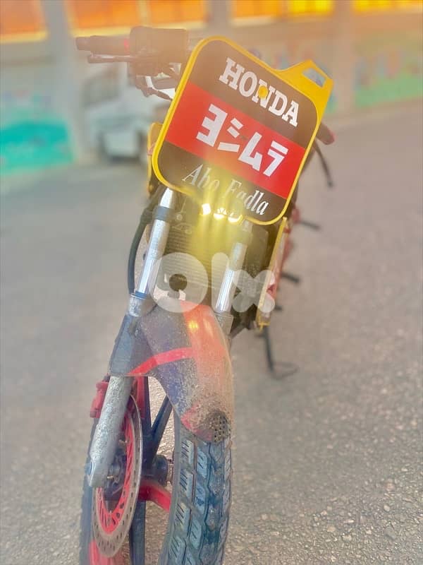 Honda cbr 125r maa wra2 400$ bada tozbeet elbilion wtondeef carberator 4