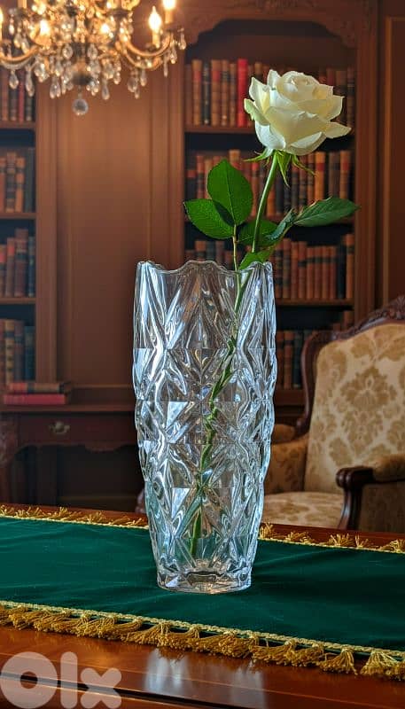Hand-carved crystal glass vase 4