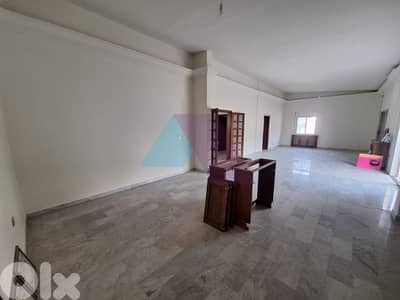 350 m2 apartment with prime location 4sale in Baabdat - شقة في بعبدات