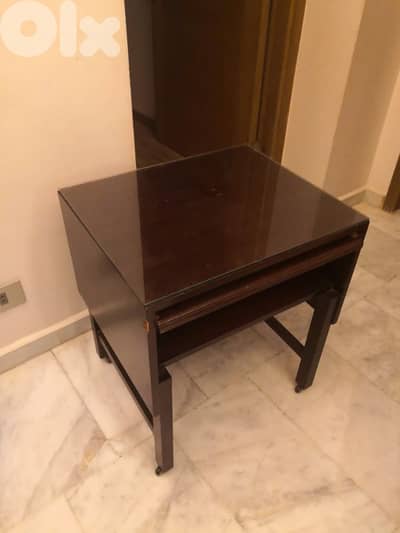 طاولة جانبية خشب مع سطح زجاج + رف سحب ورف ثابت – بحالة جيدة