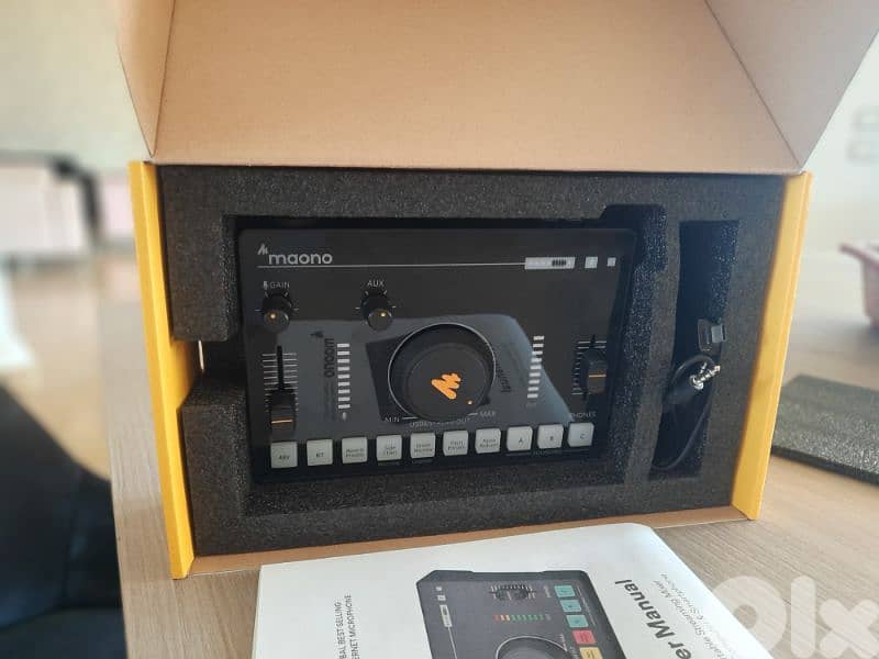 Streaming Mixer & Dynamic Microphone 1