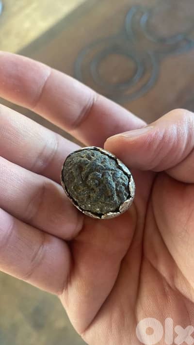 حجر مميز  خاتم فضة بنقوش قديمة وحروف واضحة.