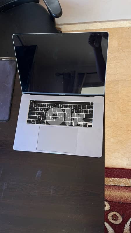 MacBook pro 2019 used like new 1