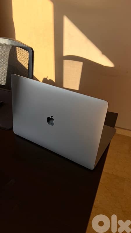 MacBook pro 2019 used like new 3