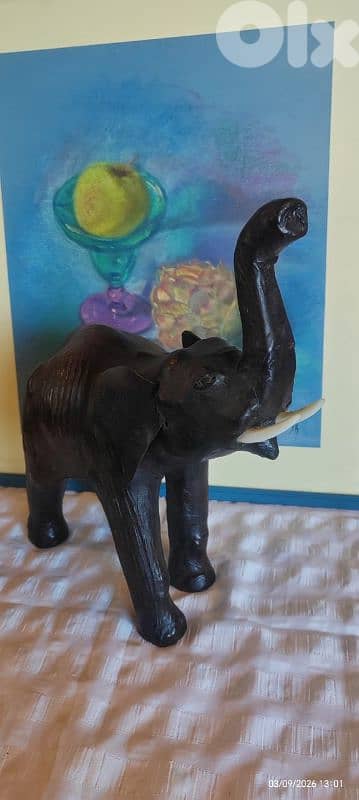 فيل كبير من الخشب والجلد