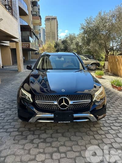 Mercedes GLC 300 4matic 2019 dark blue on beige (clean carfax)