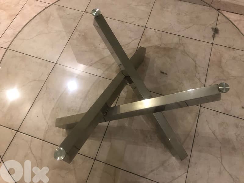 chrome center table in excellent condition. 220$ 1
