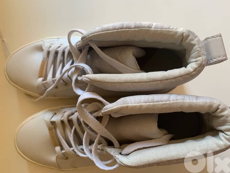 Stradivarius white boots 6