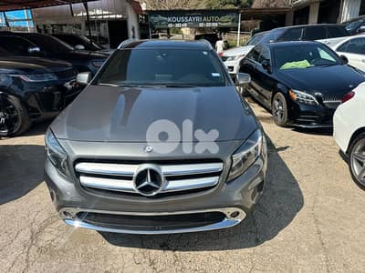 Mercedes-Benz GLA-Class 2017 4 Matic very clean car fax panoramic