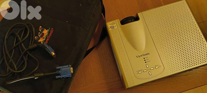 ViewSonic PJ552 Projector Bundle – ONLY 74 Lamp Hours – Like New!