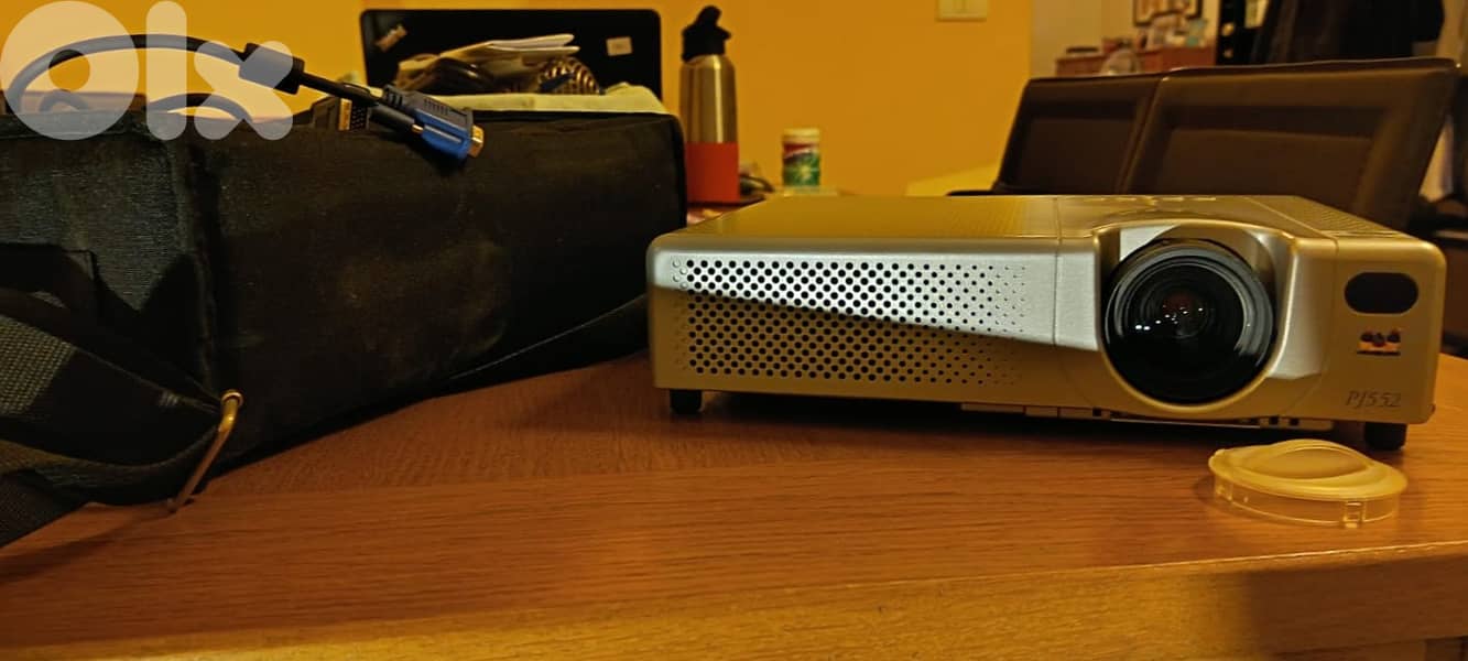 ViewSonic PJ552 Projector Bundle – ONLY 74 Lamp Hours – Like New! 1