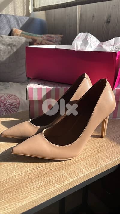 nude color pump heal in box