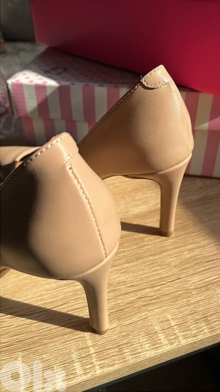 nude color pump heal in box 4