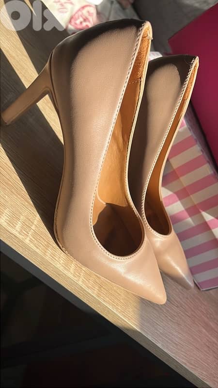 nude color pump heal in box 5