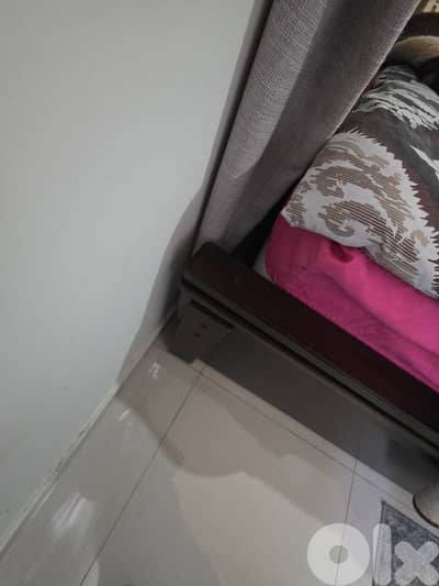 2 beds + mattresses + comode