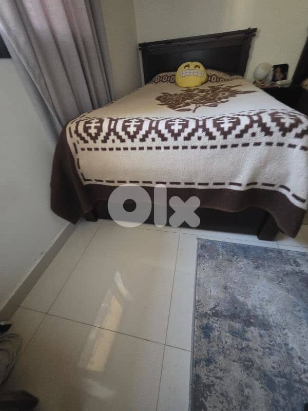 2 beds + mattresses + comode 5