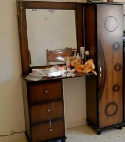 2 single beds and a dressing table