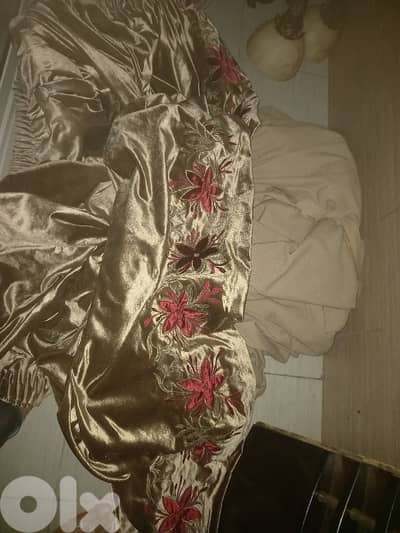 برداية مخمل مرتبة كتير كبيرة