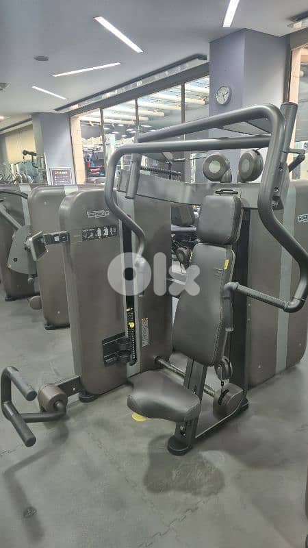 technogym artis line selectorized machines with screens 1