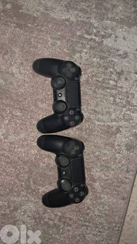 ps4 with 2 consoles original and 5 games 1