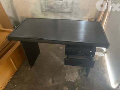 مكتب لون اسود مع جروران ١٢١/٥٨ ارتفاع٧٤