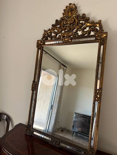 console with 2 chairs and a mirror