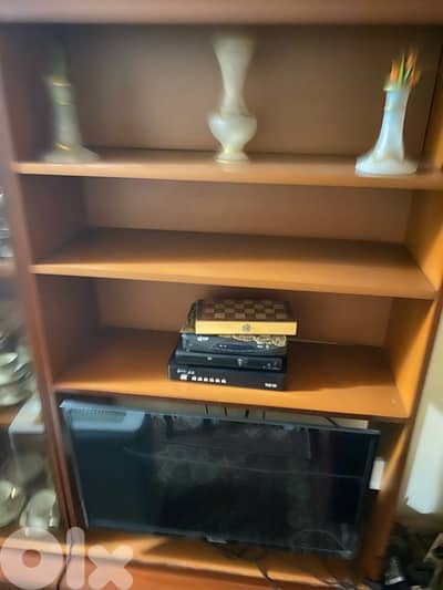 ٤ كنبيات و ٣ خزاءن و طاولة