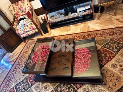 طاولة خشبية