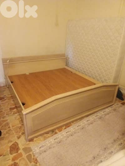 تخت مع فرشة