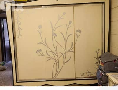 غرفة نوم رئيسيه وغرفة نوم مع تخت