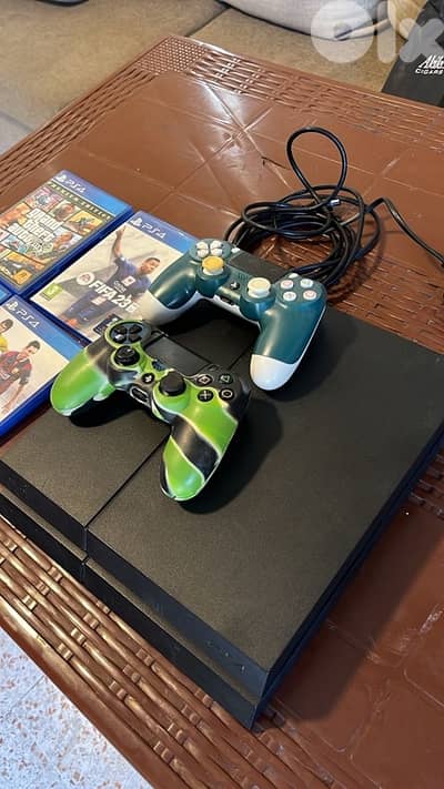 PS4 WITH 4 CDS