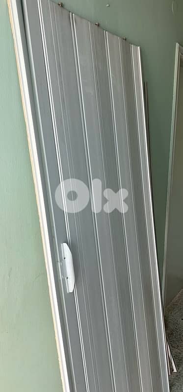 Occardion door white used very clean  30$ beyrout  ashrafiye 03723895