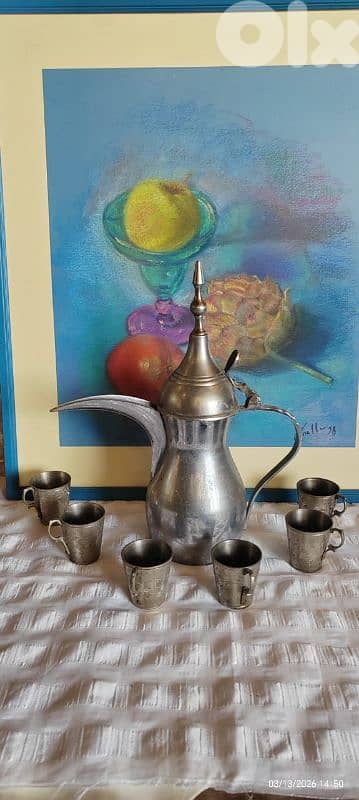 طقم دلة مختومة مع ٦ فناجين مزخرفين مغطسين بالفضة