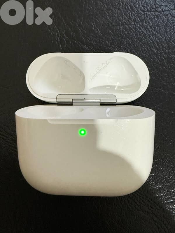AirPods 4 charging case only 1