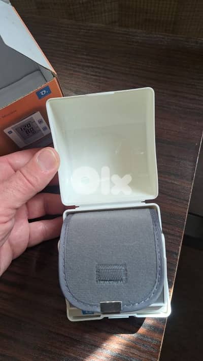 جهاز قياس ضغط في الكرتونة