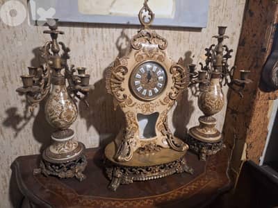 ساعة مع شمعدان عدد٢ برونز مع بورسولان سافر ايطالي