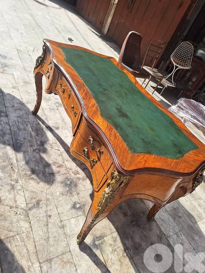 مكتب خشب جوز روعة الفخامة والجمال وجه جلد اصلي انتيك  desk