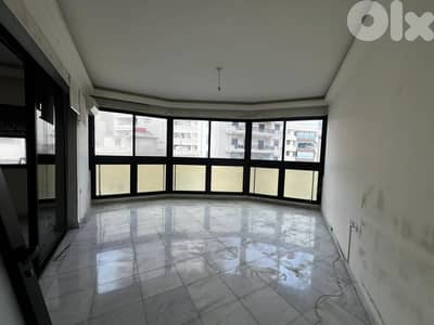 . شقة بمساحة تزيد عن *200 متر مربع* في *منطقة المنارة،