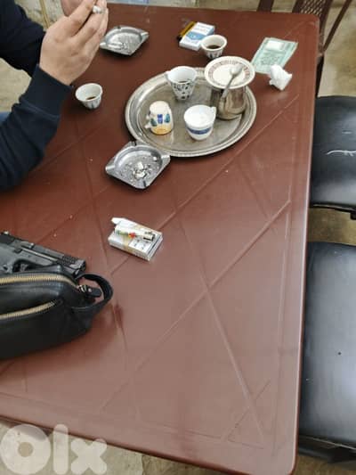 طاولات وكراسي